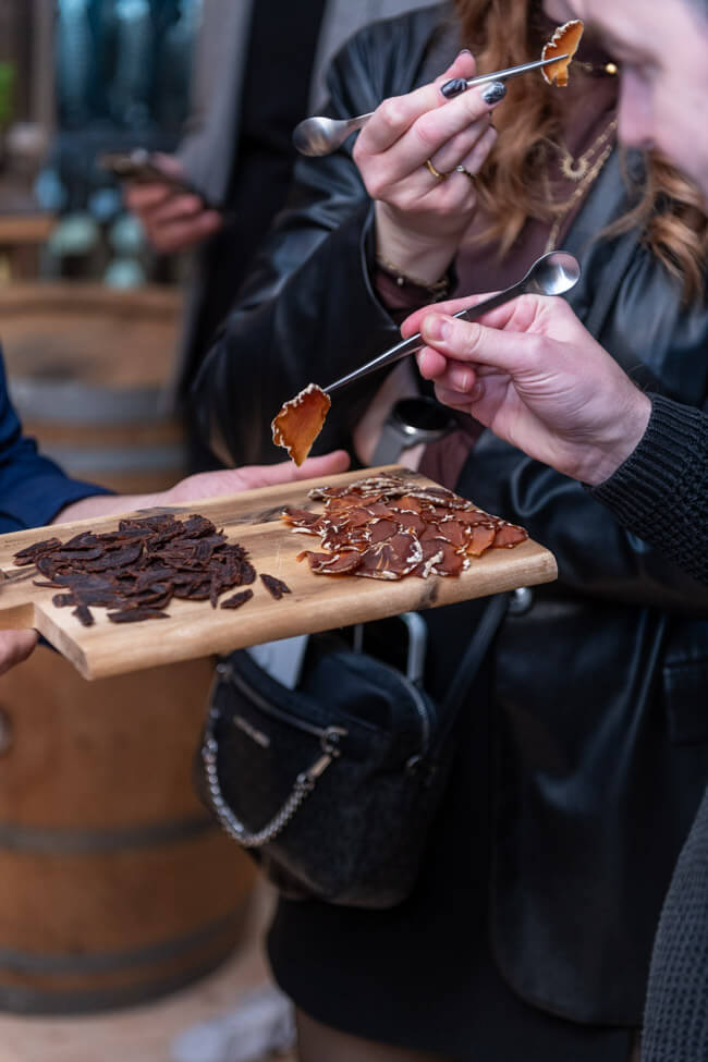 Verkostung von Steckrübenschinken und Urkarotten-Jerky