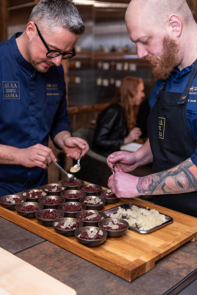 Sebastian Metzdorf und Joshi Osswald richten Smoky Tatar mit Senfgurken an