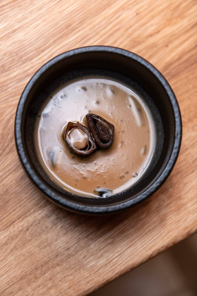 Gebrannter Soja-Lauch mit Dashi-Butter-Sud und gebranntes Lauch-Öl