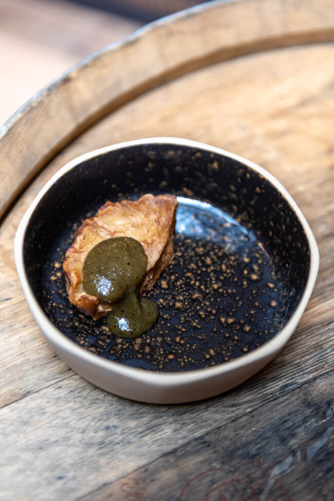 Butter-Sellerie in brauner Butter geröstet und 12 Stunden getrocknet mit Siracha aus geräucherten Pimiento de Padron
