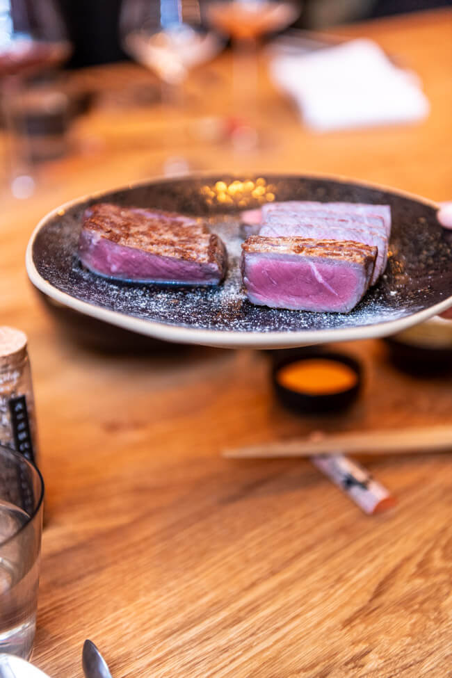 Soja-Trester Charolais - gegriltes Fleisch auf Teller