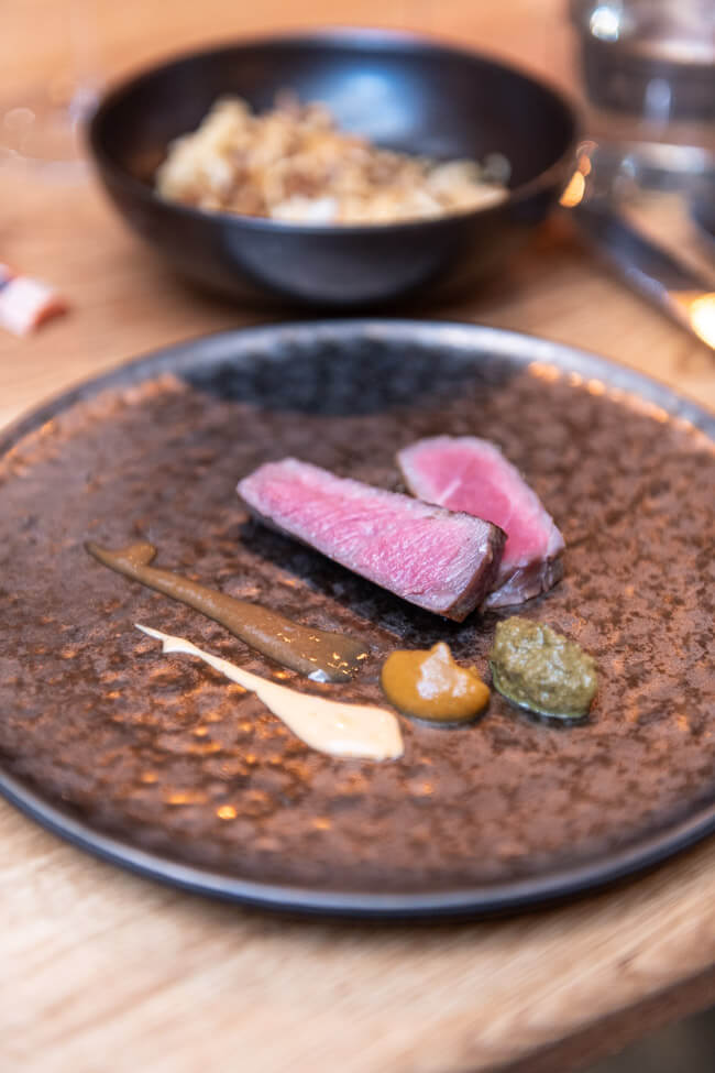 Gegrilltes Fleisch mit Saucen auf Teller