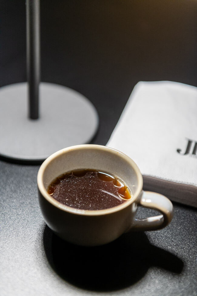 Schweineknochenbrühe in Espressotasse