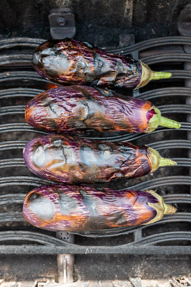 Auberginen werden auf offener Flamme gegrillt