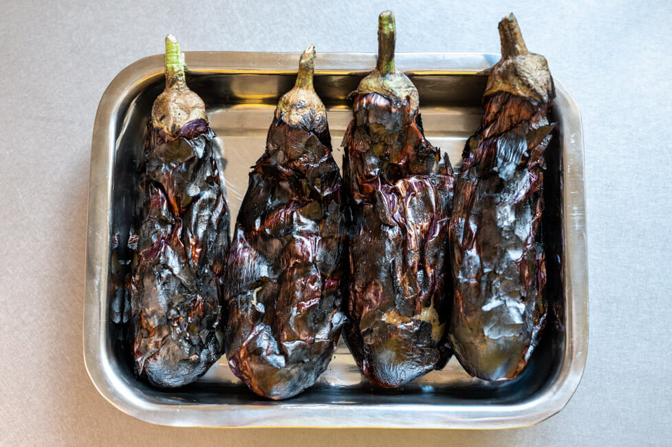 Fertig gegrillte Auberginen mit verbrannter Haut