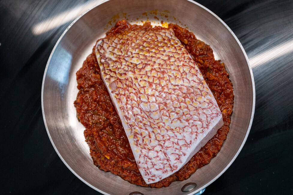 Tomatenragout mit Fisch in der PFanne