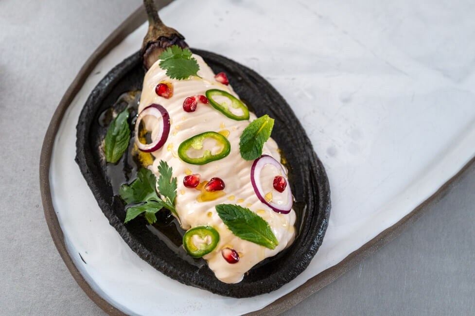Baba Ganoush und Fisch-Tajine auf Teller anrichten Schritt für Schritt