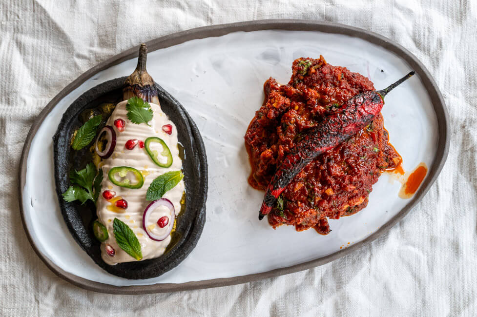 Baba Ganoush und Fisch-Tajine auf Teller angerichtet