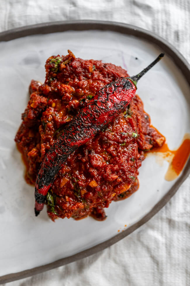 Fisch-Tajine auf Teller angerichtet