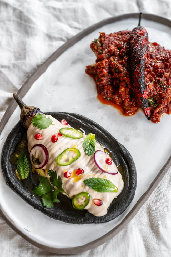 Baba Ganoush und Fisch-Tajine auf Teller angerichtet