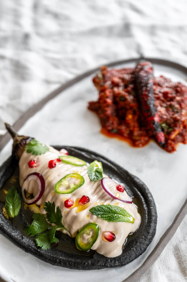 Baba Ganoush und Fisch-Tajine auf Teller angerichtet