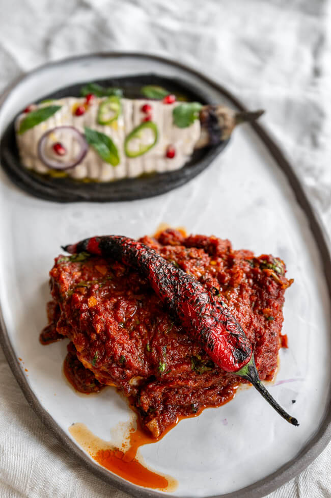 Baba Ganoush und Fisch-Tajine auf Teller angerichtet