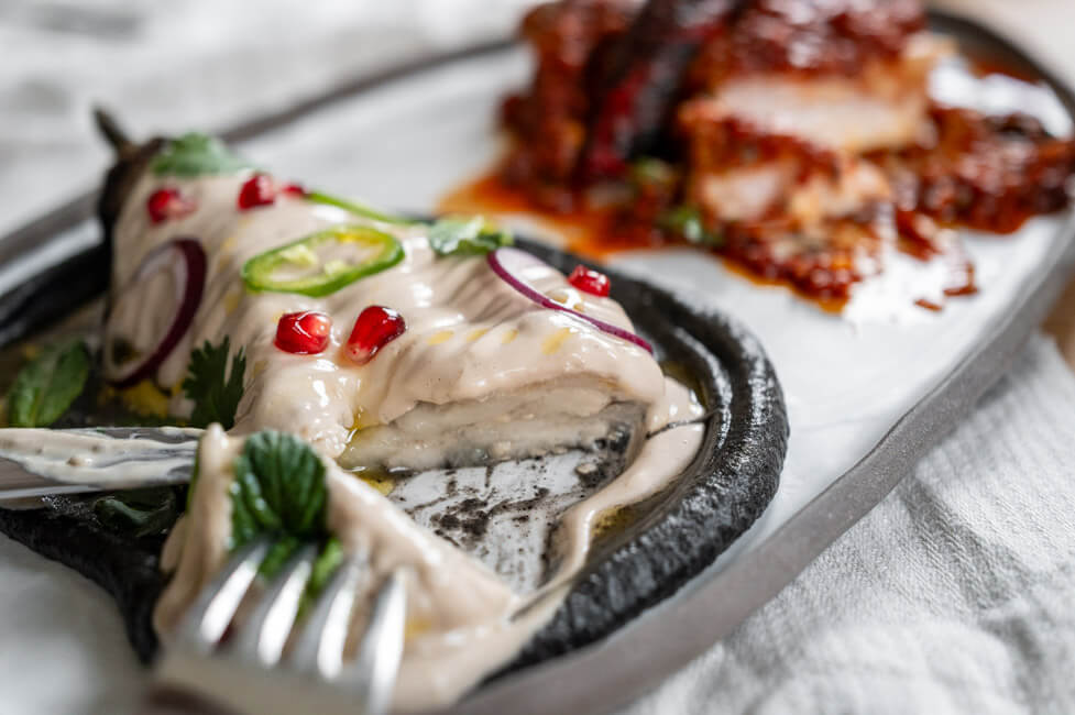 Aubergine mit Tahinicreme aufgeschnitten