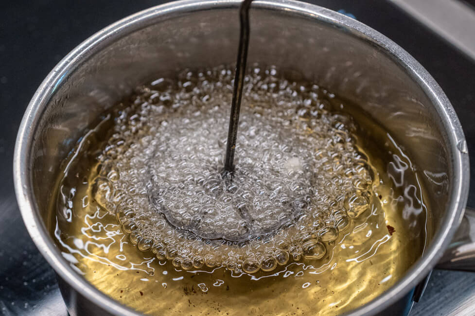 Rosettenwaffeln werden in heißem Öl frittiert