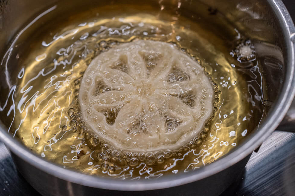 Rosettenwaffeln werden in heißem Öl frittiert