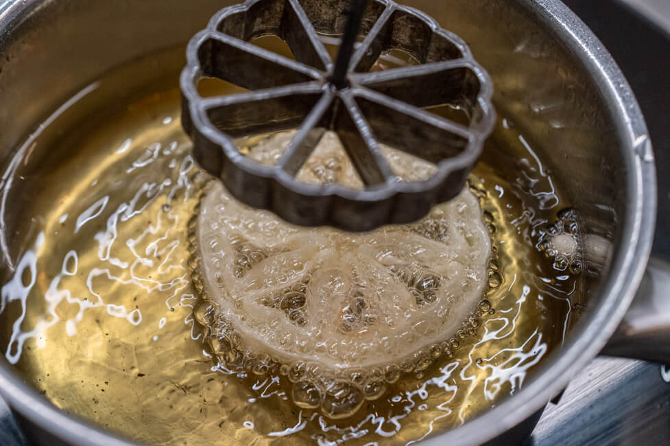 Rosettenwaffeln werden in heißem Öl frittiert