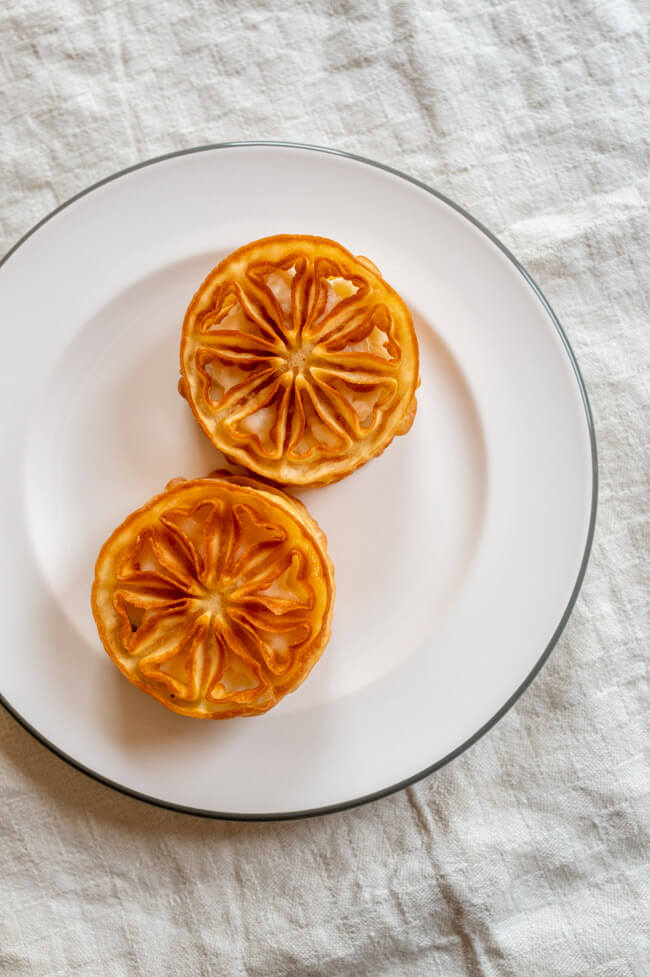Zwei Tortelle auf weißem Porzellanteller