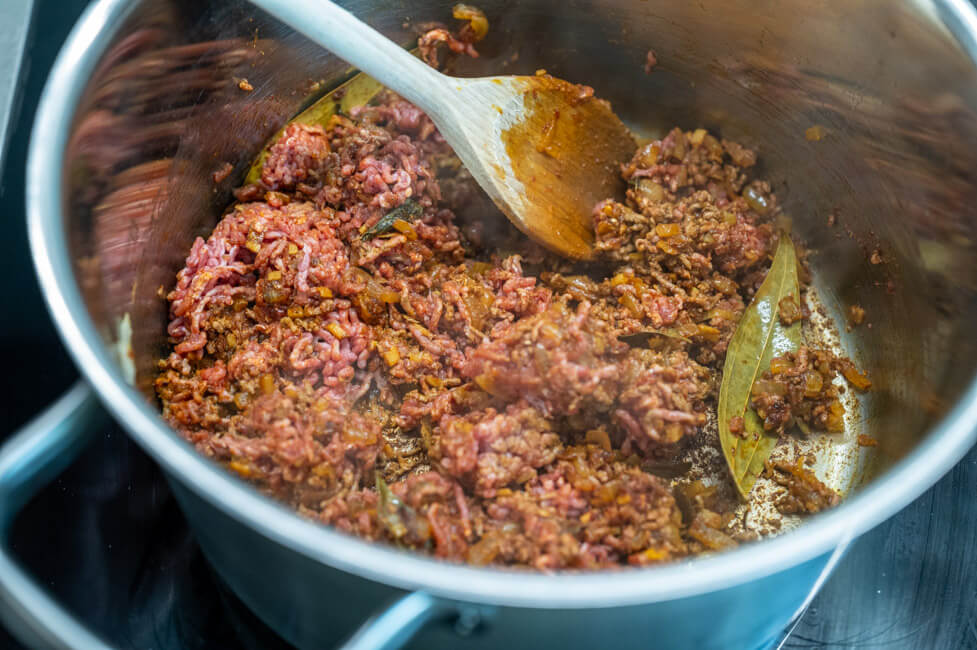 Bobotie im Topf kochen