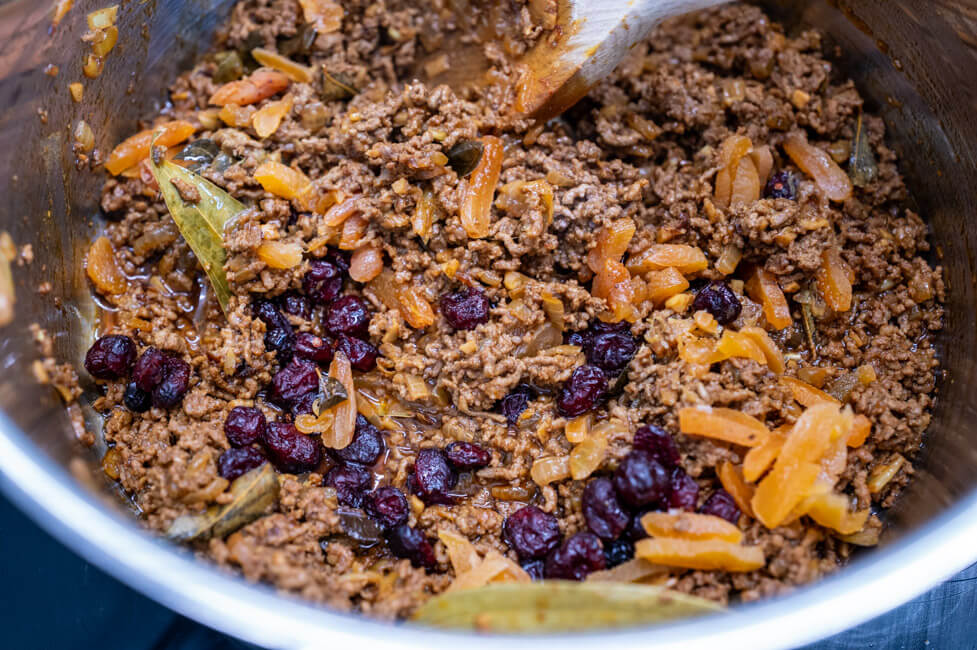 Bobotie im Topf kochen