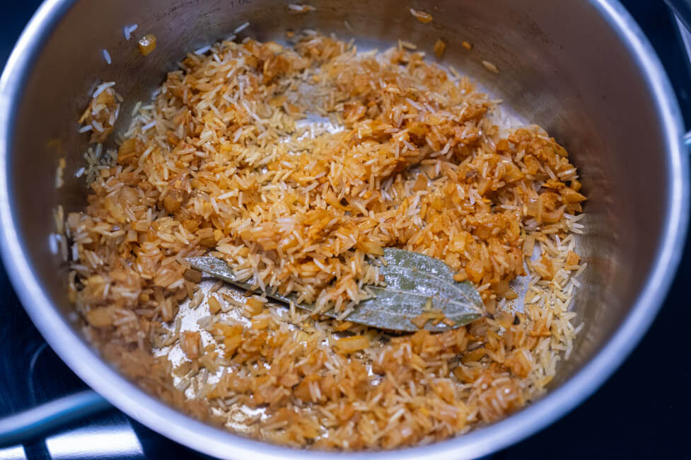Gelber Reis im Topf kochen