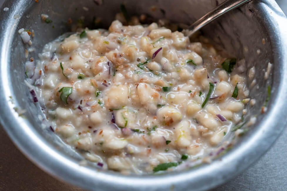 Bananen Sambal in Edelstahl Schale