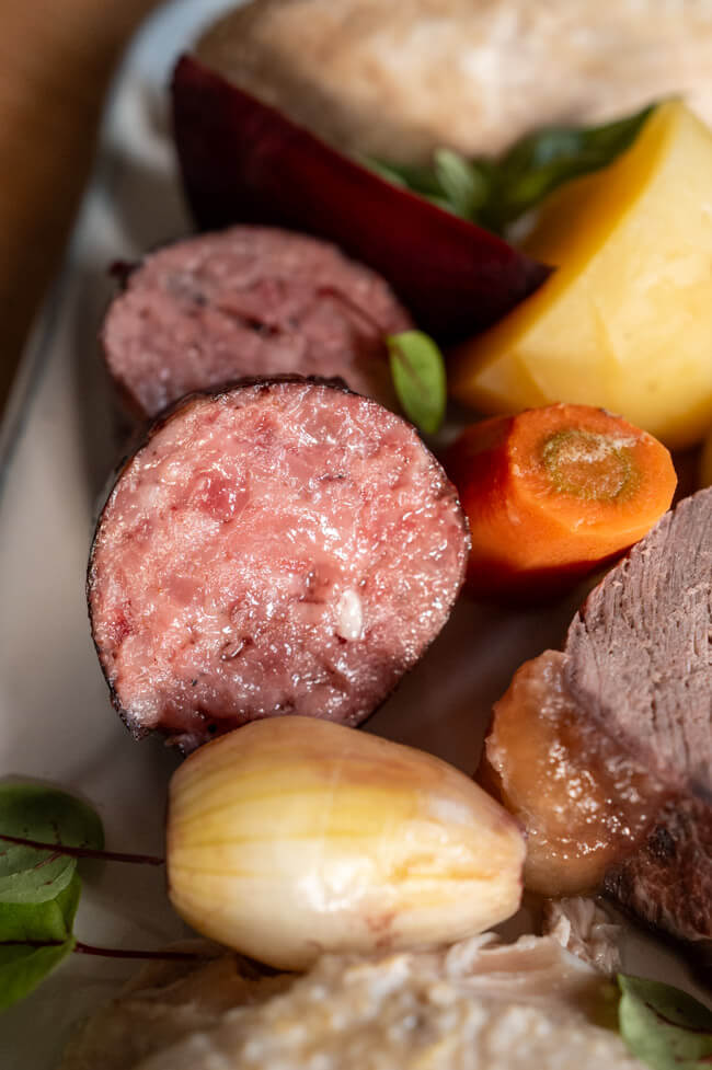 Gekochte Cotechino auf der Bollito Misto Platte