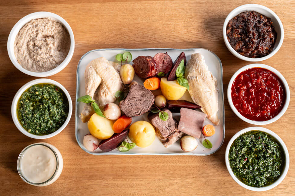Bollito Misto mit sechs S0ßen angerichtet auf dem Tisch