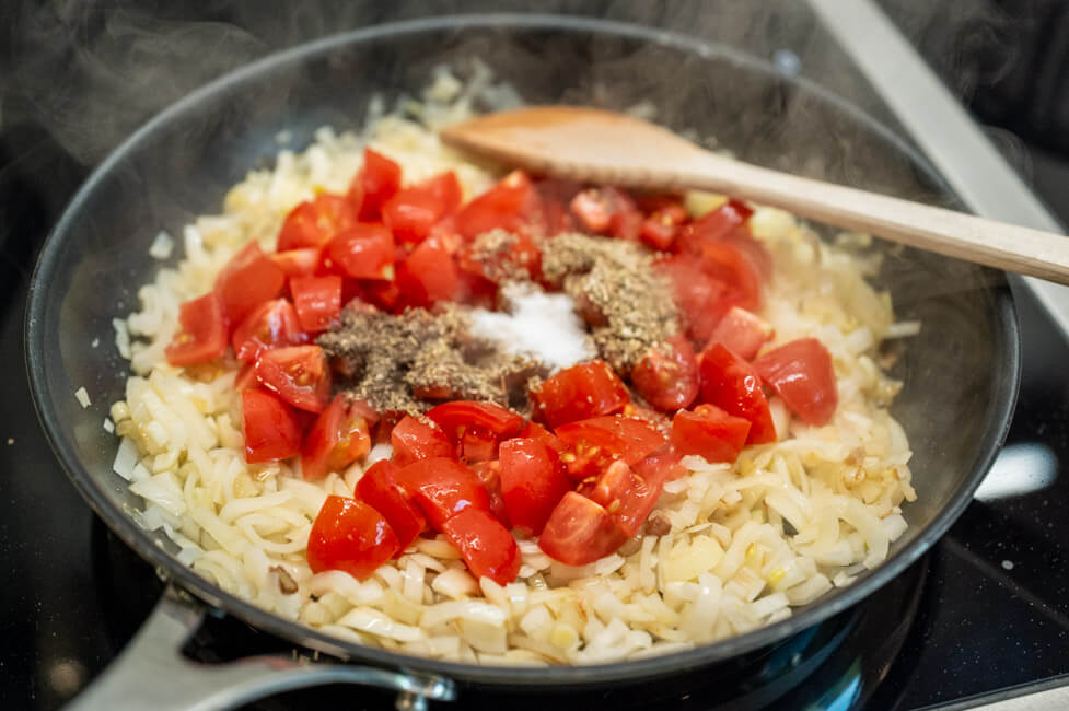 Füllung für Byrek in der Pfanne braten