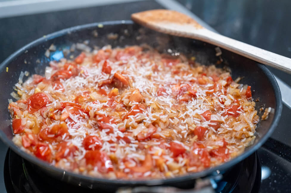 Füllung für Byrek in der Pfanne braten