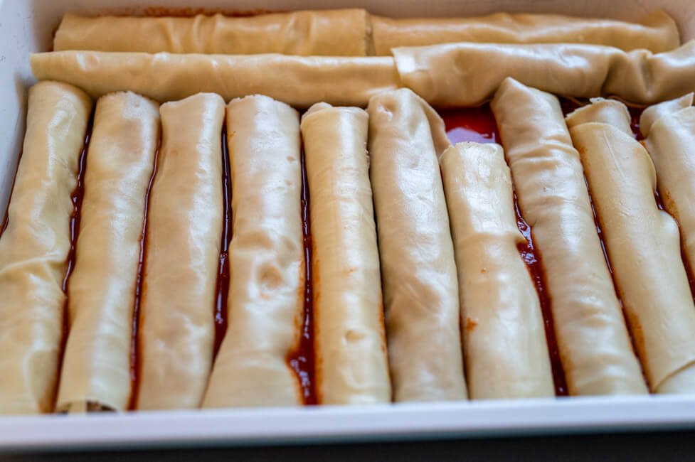 Frisch gefüllte Canneloni im Backblech auf Tomatensauce