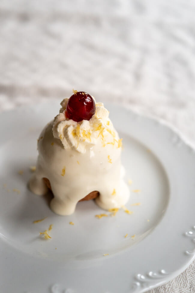 Delizia al Limone - Limomentörtchen auf weißem Teller