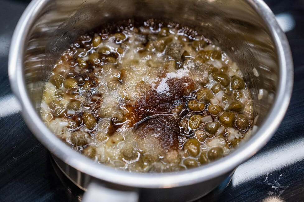 Kapern-Marmelade im Topf kochen