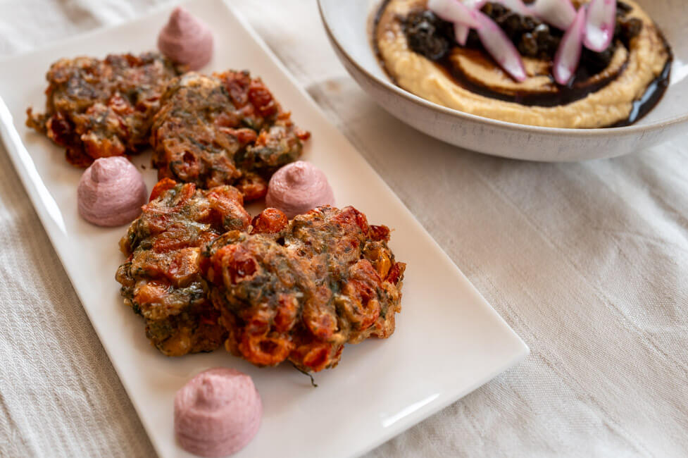 Tomato Keftedes mit Tarama und Fava angerichtet in weißen Tellern