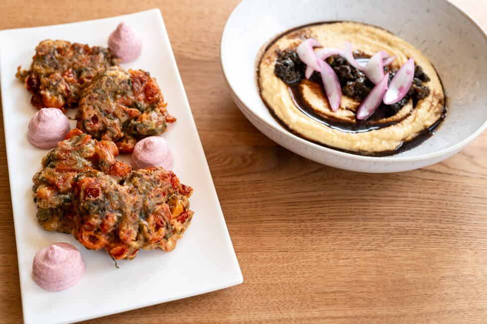 Tomato Keftedes mit Tarama und Fava angerichtet in weißen Tellern