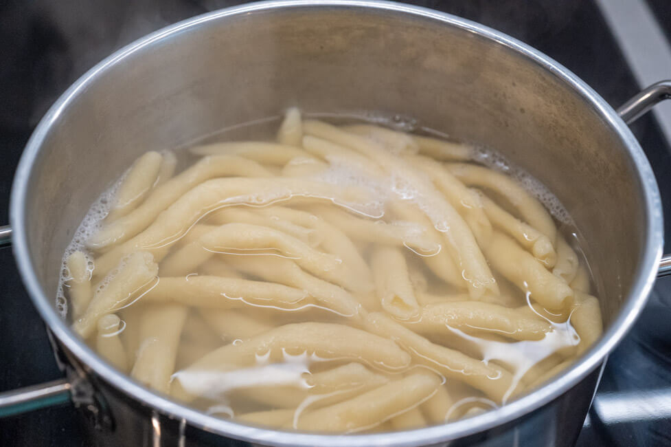 Gekochte Maccheroni für die Pasta alla Norma