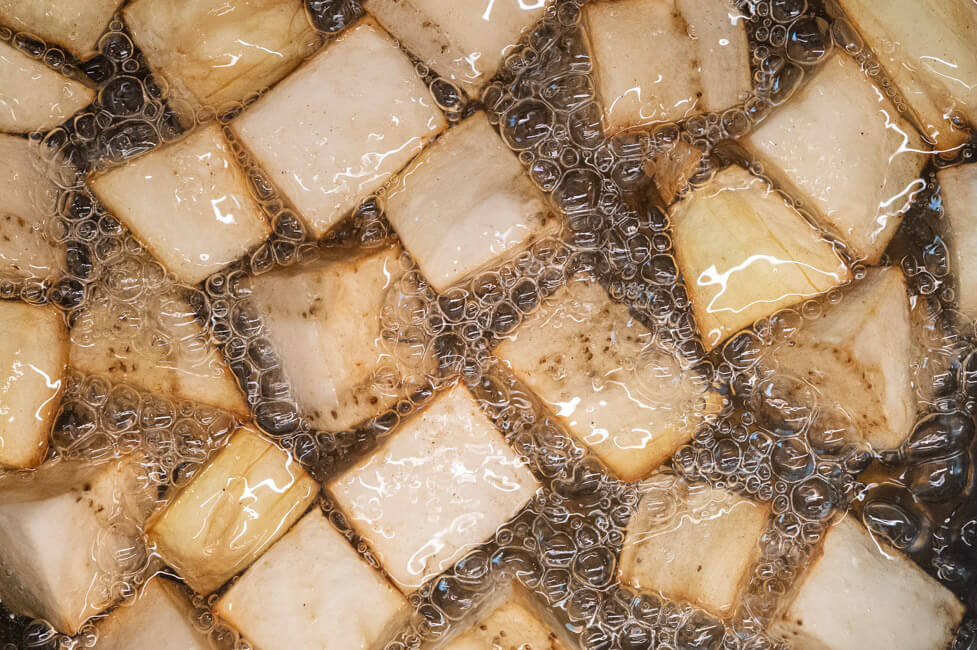 Auberginen frittieren in heißem Öl