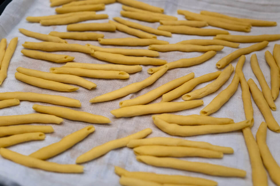 Ein Blech mit fertigen Maccheroni