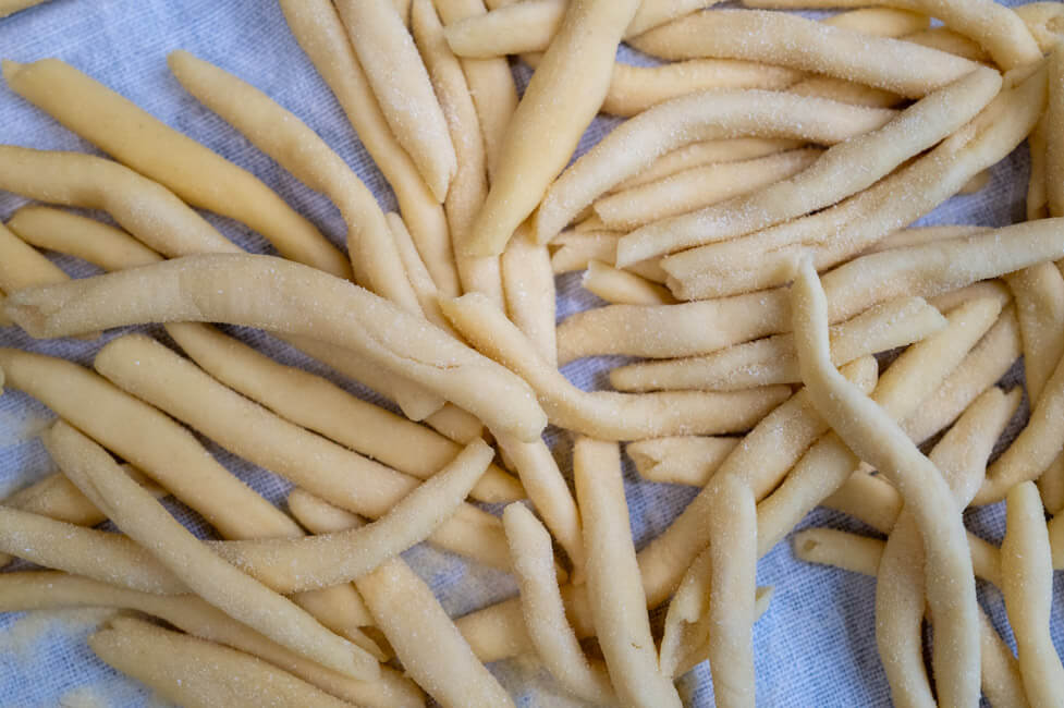 Ein Blech mit fertigen Maccheroni