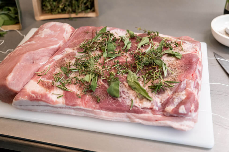 Schweinebauch vom Duroc Schwein mit frischen Kräutern