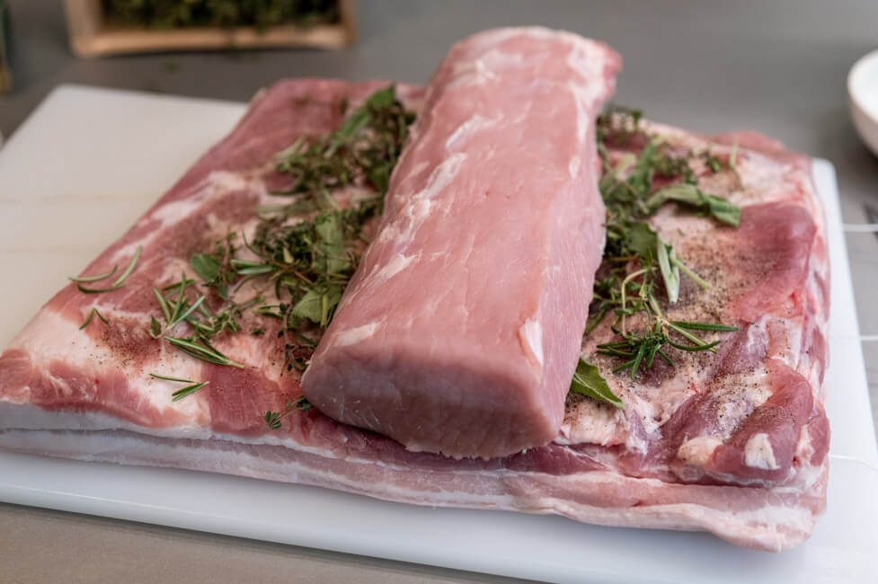 Schweinebauch vom Duroc Schwein mit frischen Kräutern und Schweinerücken