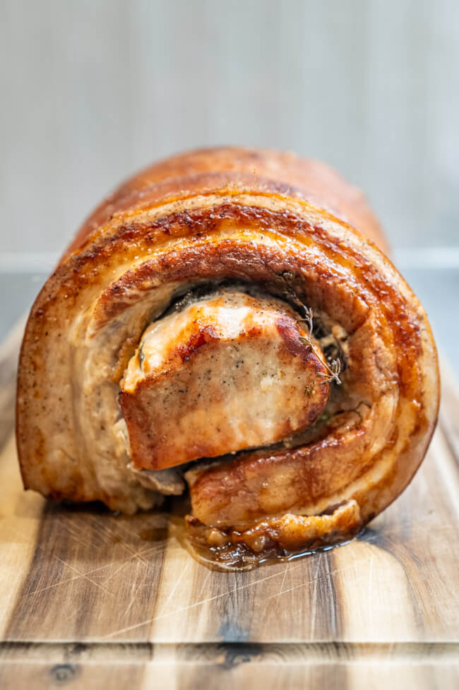Porchetta auf Holzschneidebrett