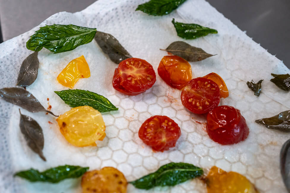 Frittierte Tomaten und Minzblätter