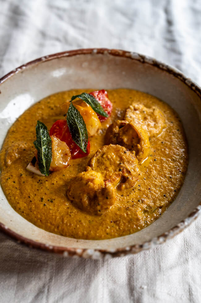 Shrimp Moilee im Teller angerichtet