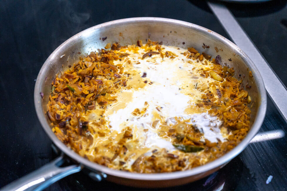 Moilee Sauce wird in der Pfanne gekocht