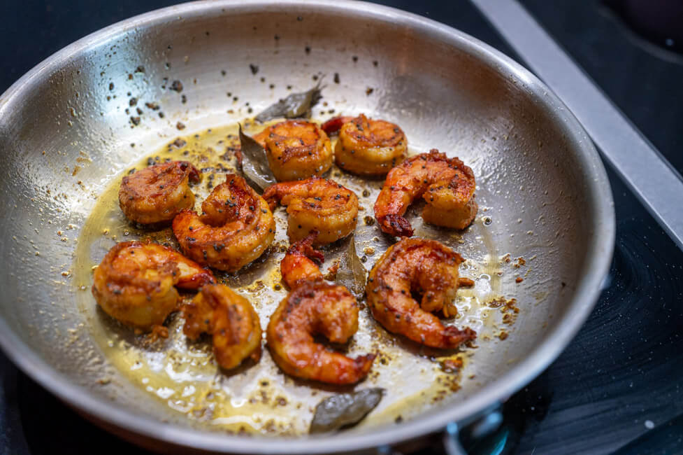 Garnelen für Shrimp Moilee in der Pfanne
