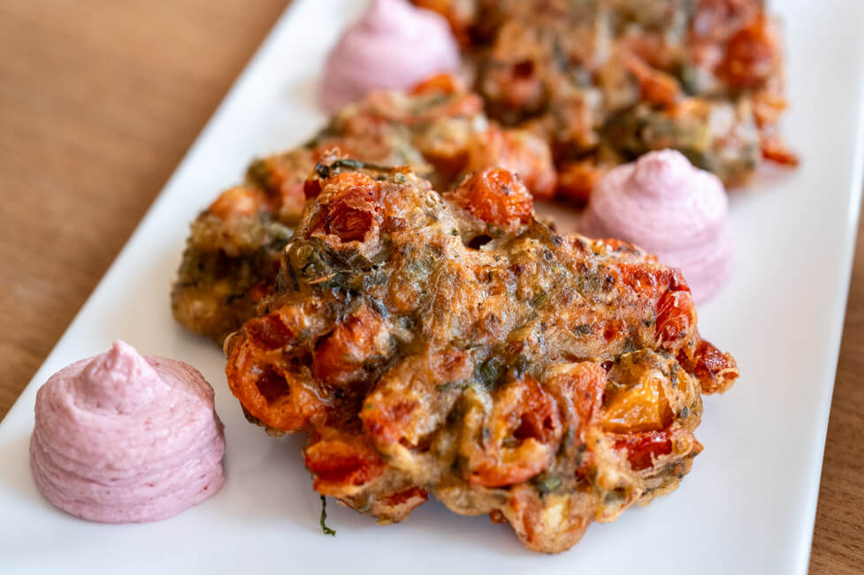 Tomato Keftedes mit Tarama auf weißer Platte angerichtet