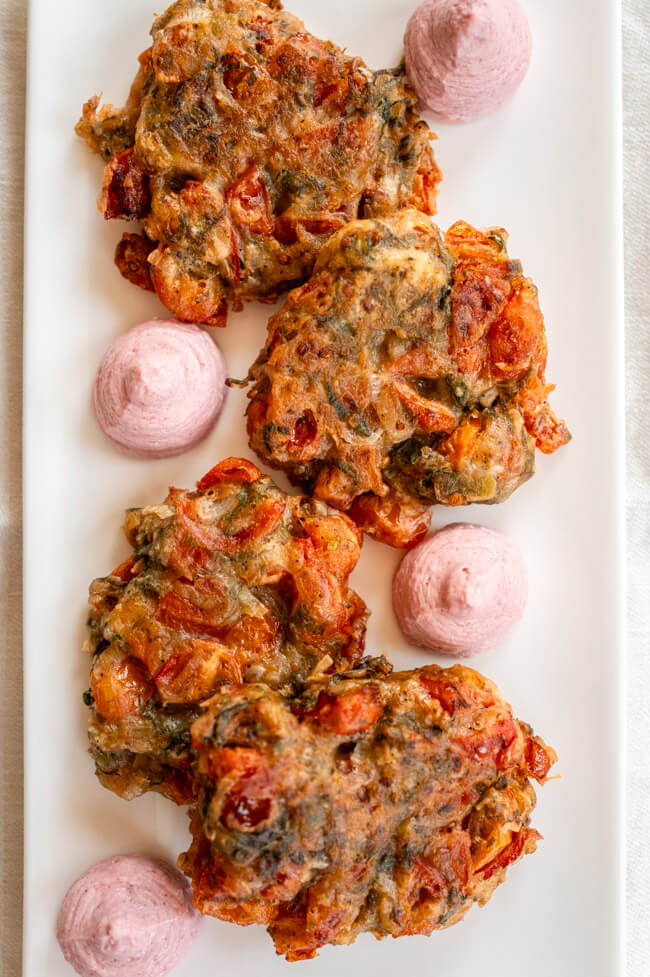 Tomato Keftedes mit Tarama auf weißer Platte angerichtet