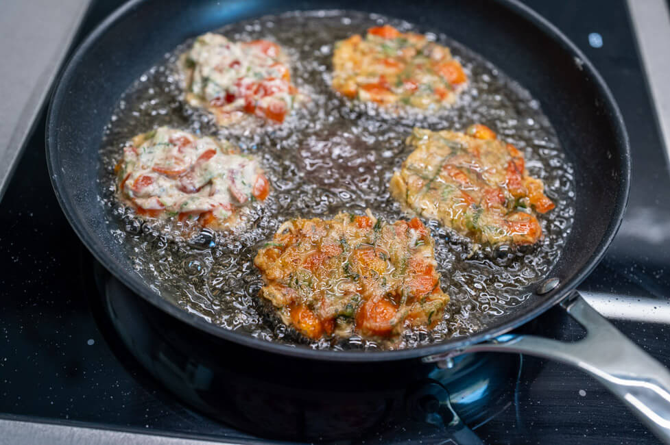 Tomato Keftedes in der Pfanne ausbacken