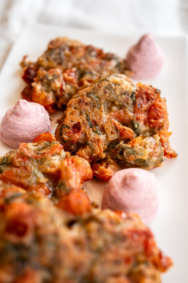 Tomato Keftedes mit Tarama auf weißer Platte angerichtet