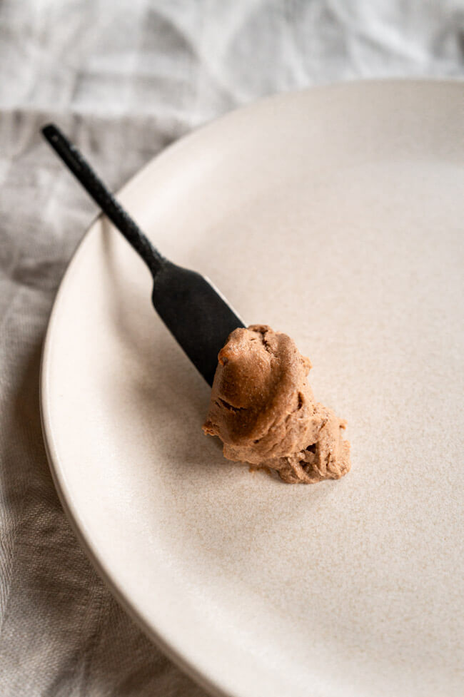 Vegetarische Foie Gras von Gabriel Kreuther auf hellem Teller mit Spatel